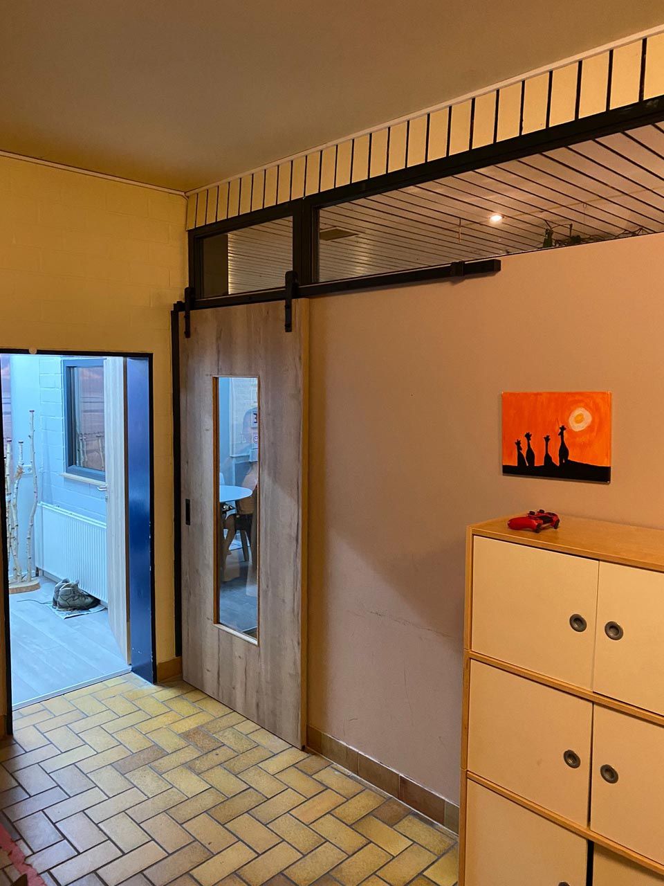 Ein Flur mit einer Glasschiebetür von Hubert Uppenkamp GmbH