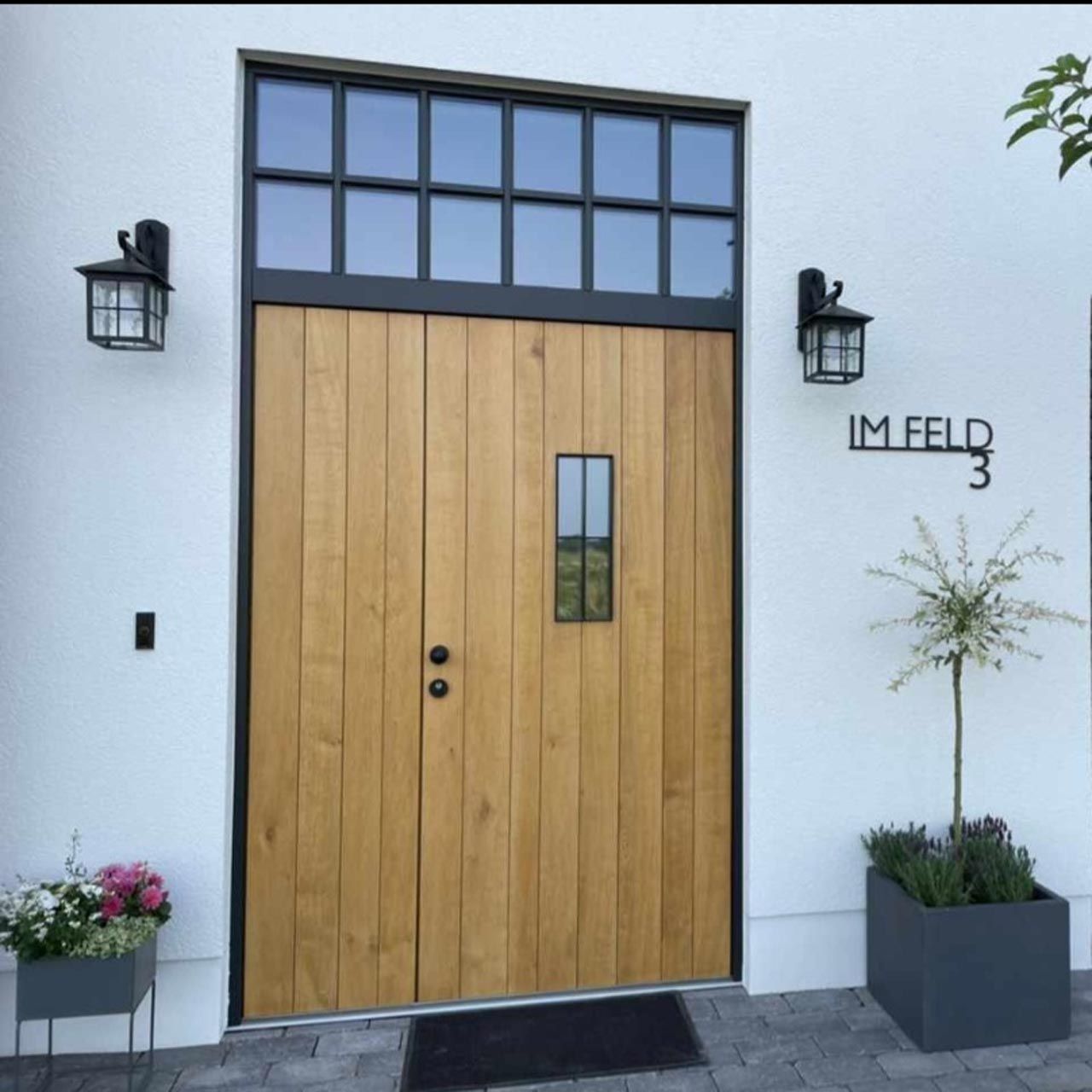 Ein Haus mit einer Holztür von Hubert Uppenkamp GmbH