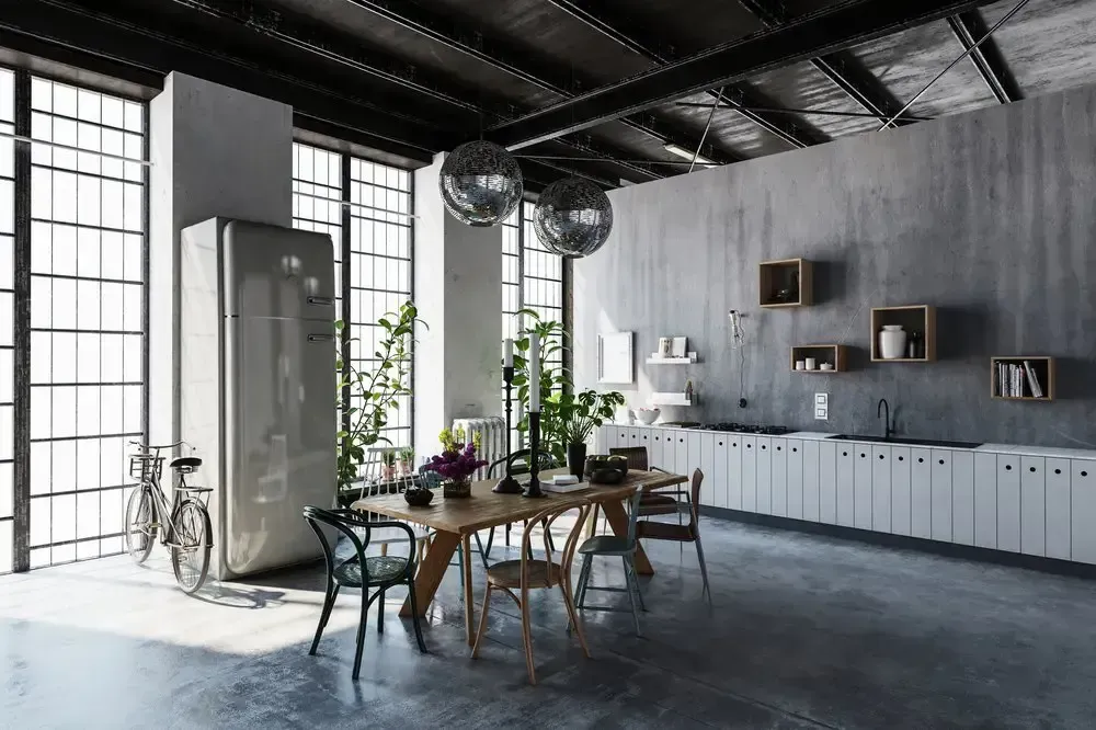 Una cocina con mesa y sillas y un frigorífico.