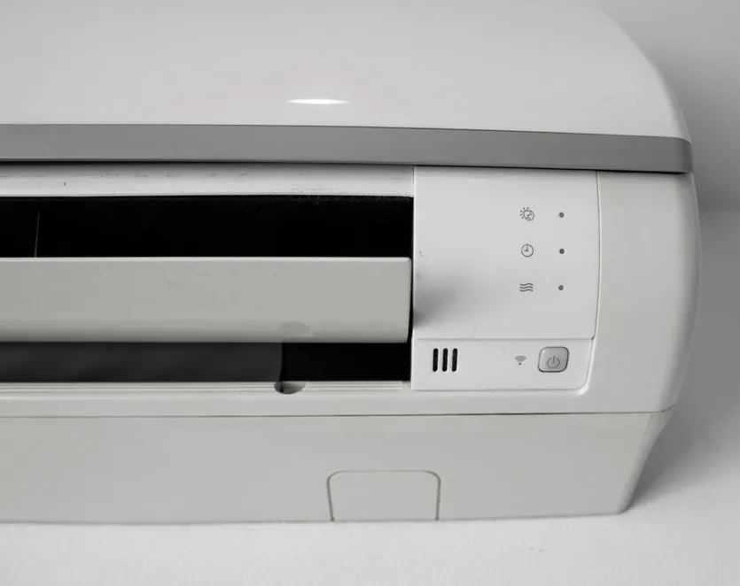 Refrigerador abierto en una cocina lleno de productos frescos, estantes y contenedores.