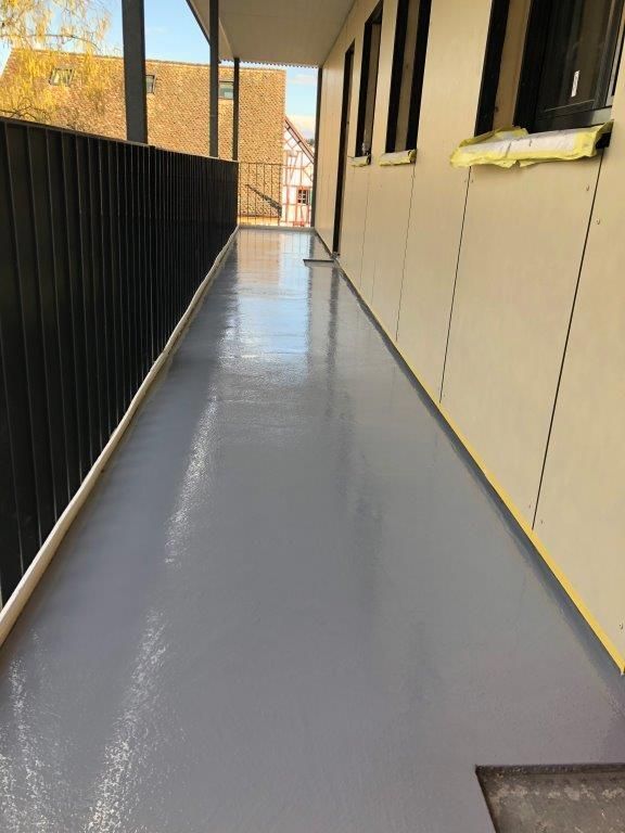 Bodenbeschichtung von Pregiotec - Bodentechnik & Hauswartungen für einen Balkon