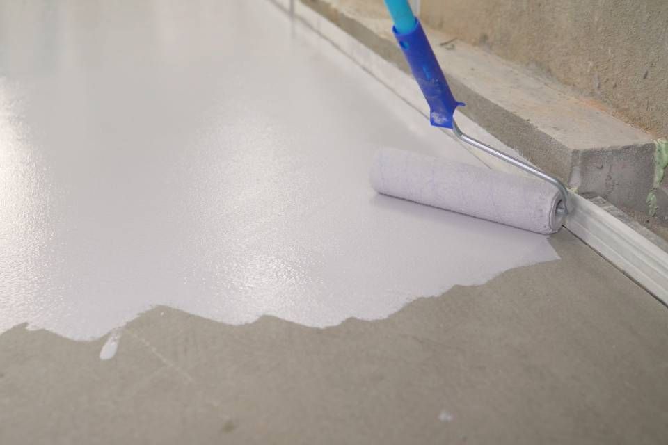 Bodenbeschichtung wird von Pregiotec - Bodentechnik & Hauswartungen bemalt