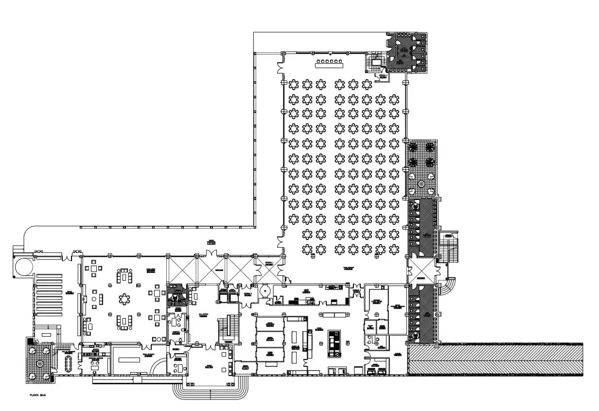 Plano de planta que muestra la distribución del edificio, incluyendo un gran comedor rectangular con mesas y sillas dispuestas en cuadrícula.