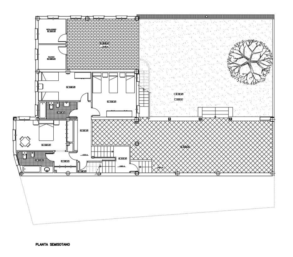 Plano arquitectónico de una planta semisótano con habitaciones, patio exterior, escaleras y un gráfico estilizado de un árbol.