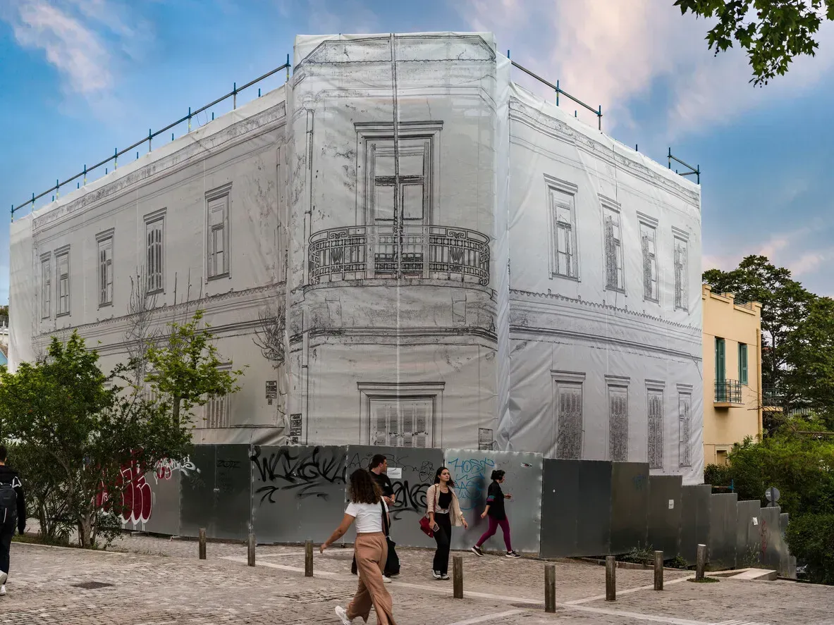 Persona usando un destornillador en la cerradura de una puerta. Hay un llavero con llaves en la cerradura.