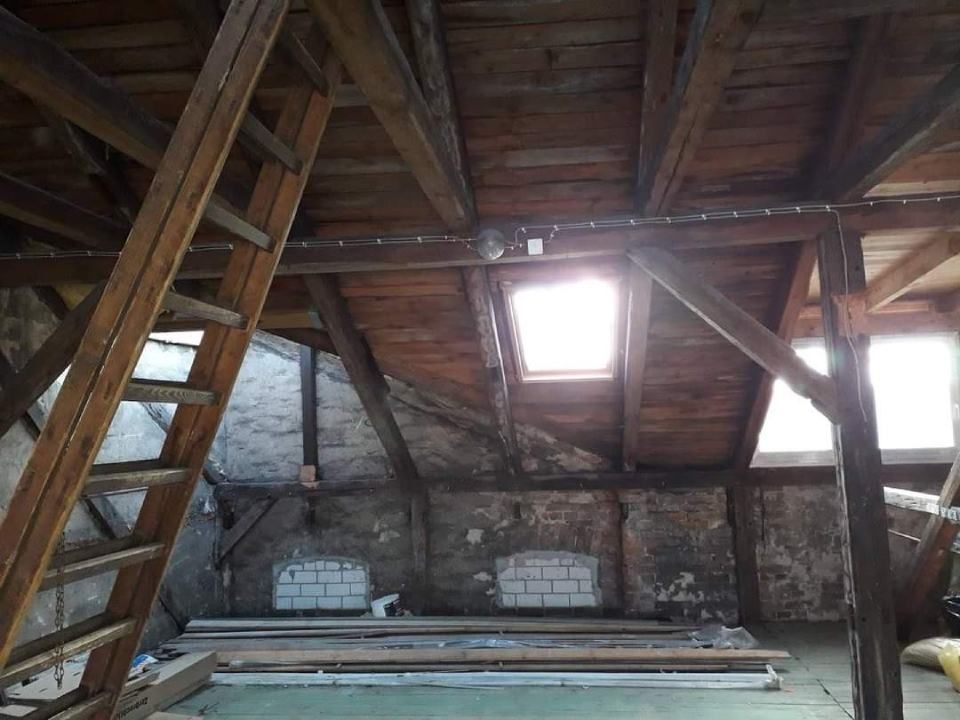 Dachboden mit Holzleiter