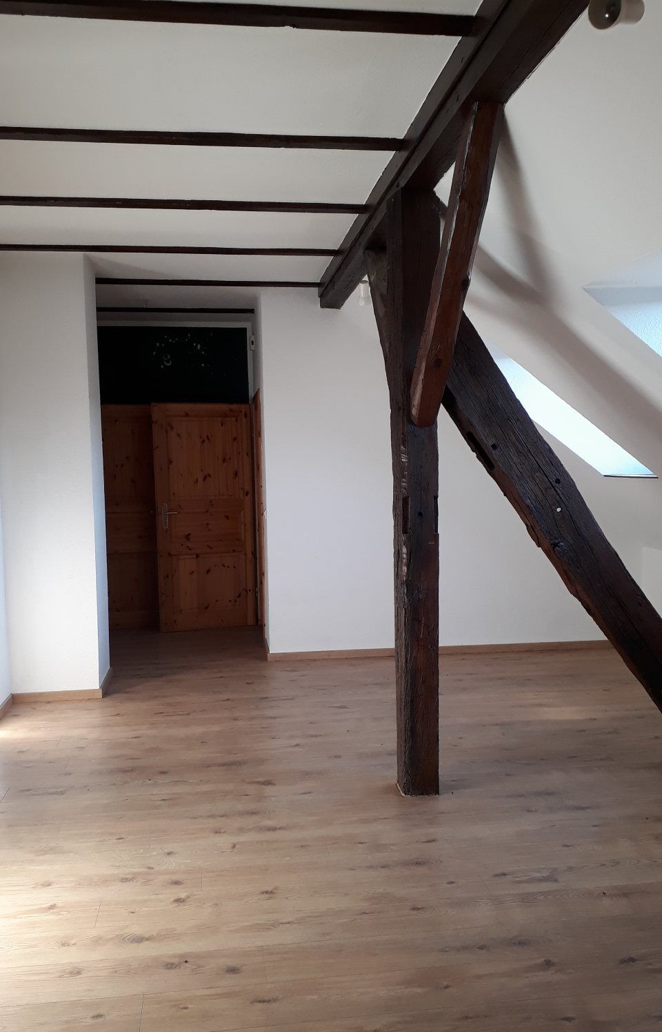 Zimmer mit Holzbalken