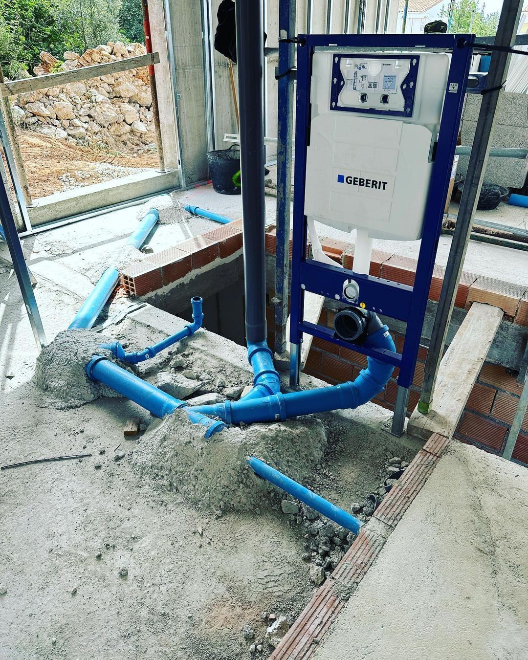 Se está instalando un baño en un edificio en construcción.