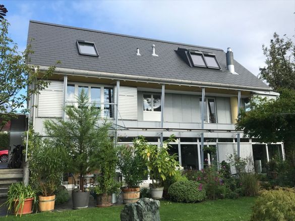 Haus mit Dach von der Hasler Bedachungen AG