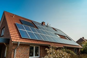 Solaranlage, die von Hasler Bedachungen AG auf Dach installiert wurde