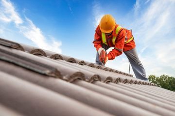 Mitarbeiter der Hasler Bedachungen AG auf Dach