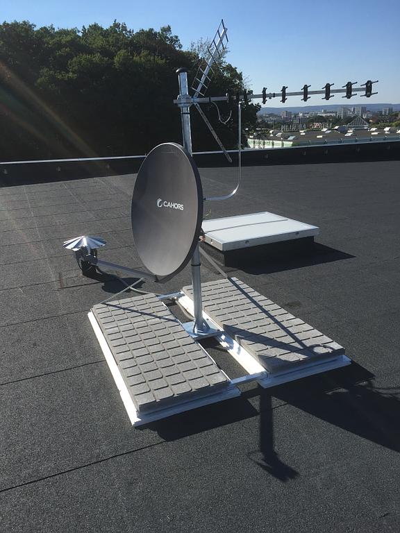Antenne et parabole grises