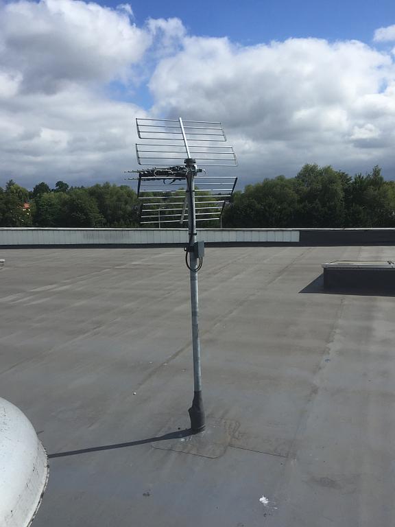 Antenne hertzienne au milieu d'un toit