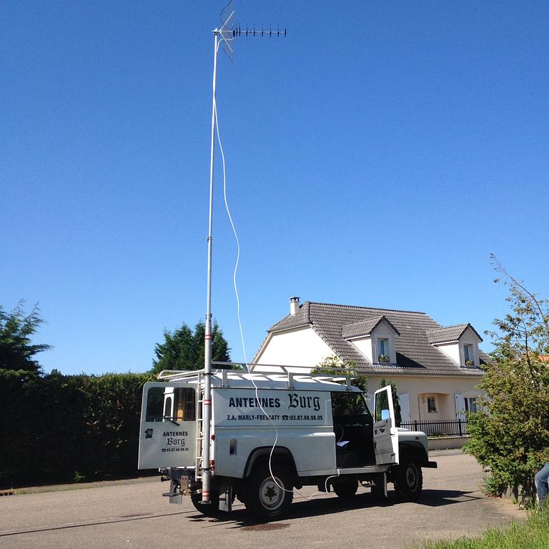 Antenne hertzienne sur une camionnette Antennes Burg