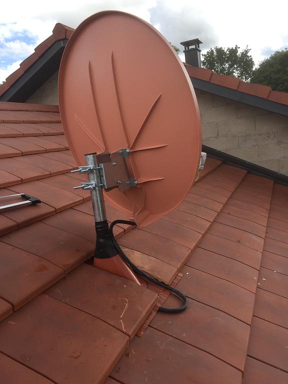Antenne parabole orange