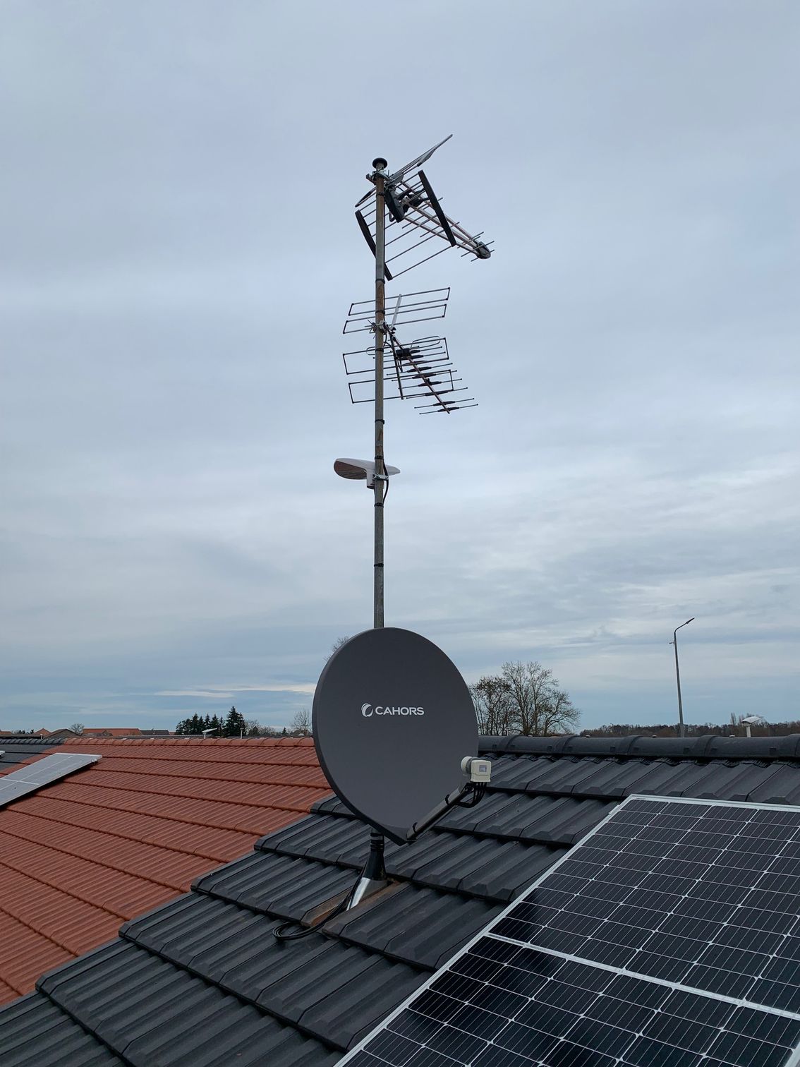 Deux antennes installées à côté d'un panneau solaire