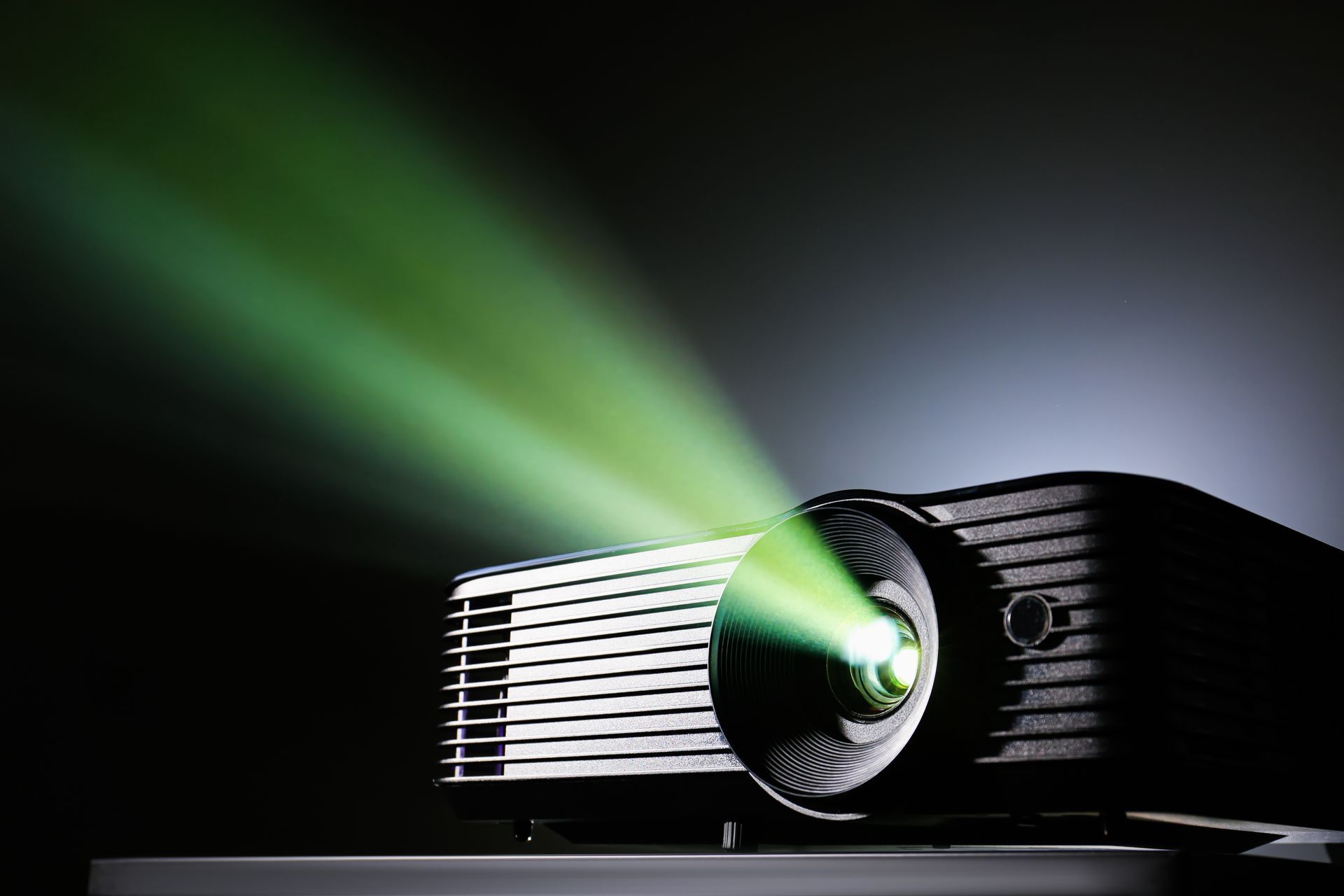 Vidéoprojecteur en fonctionnement et projetant une lumière verte