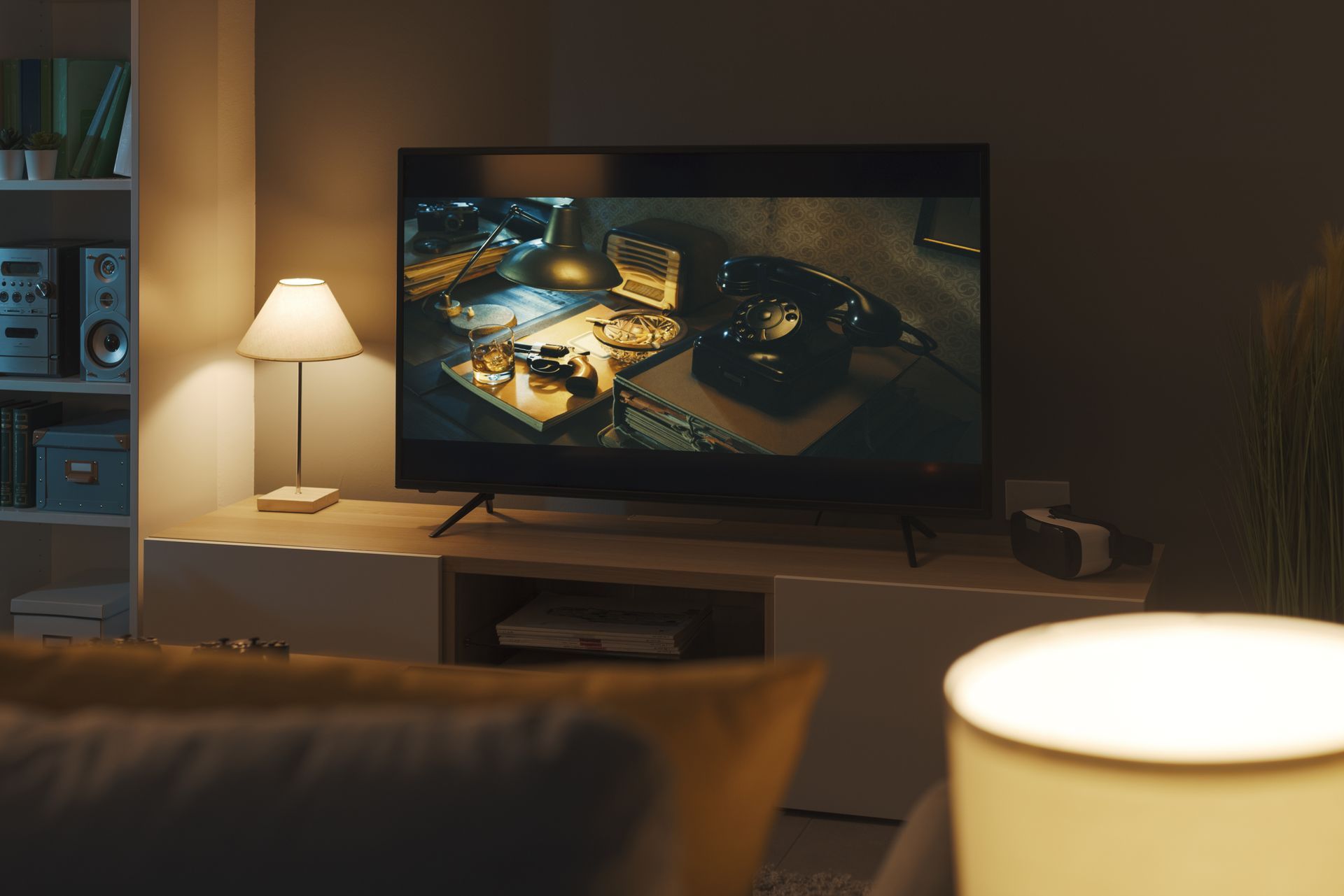Téléviseur allumé dans un salon moderne avec lumière tamisée