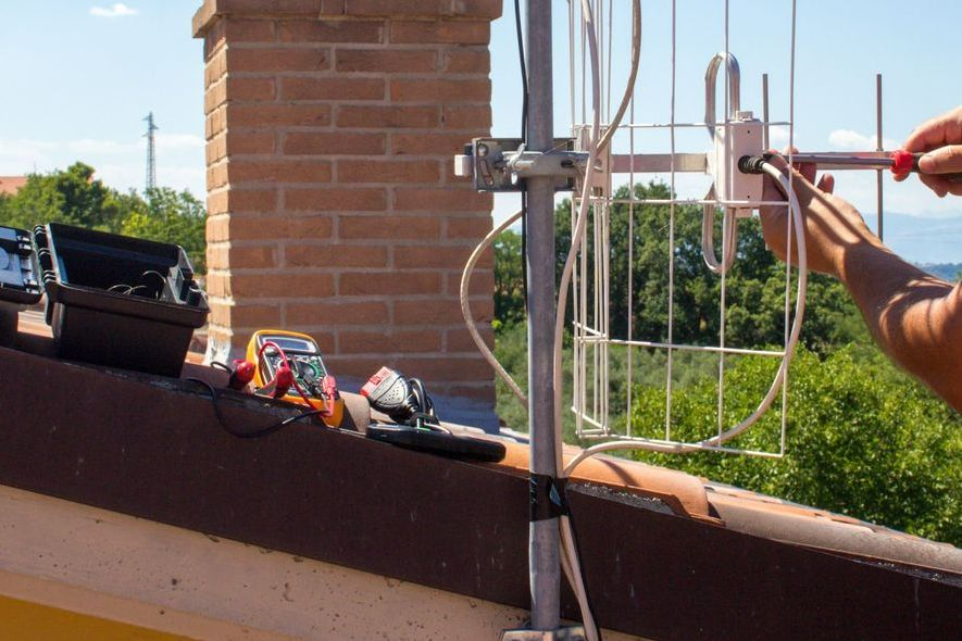 Installation en cours d'une antenne