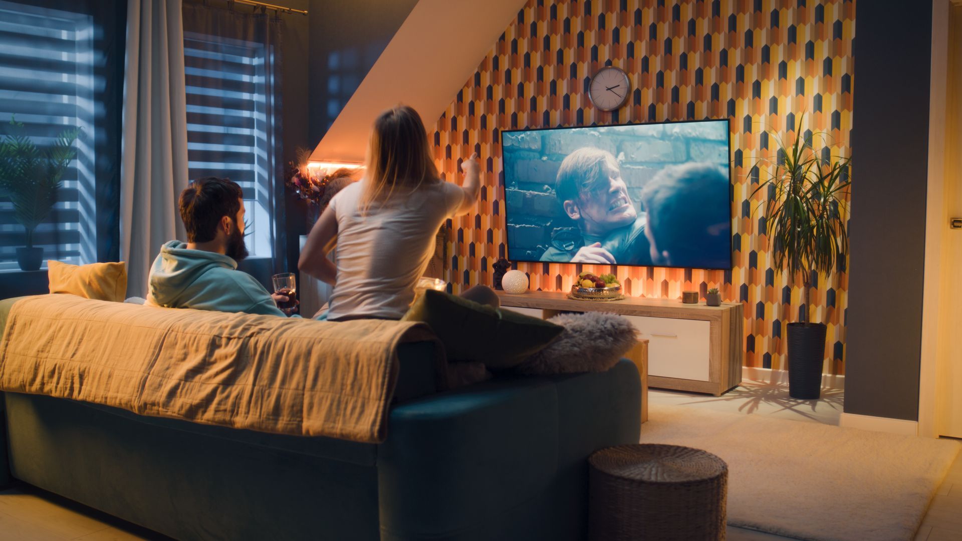 Homme qui allume la TV