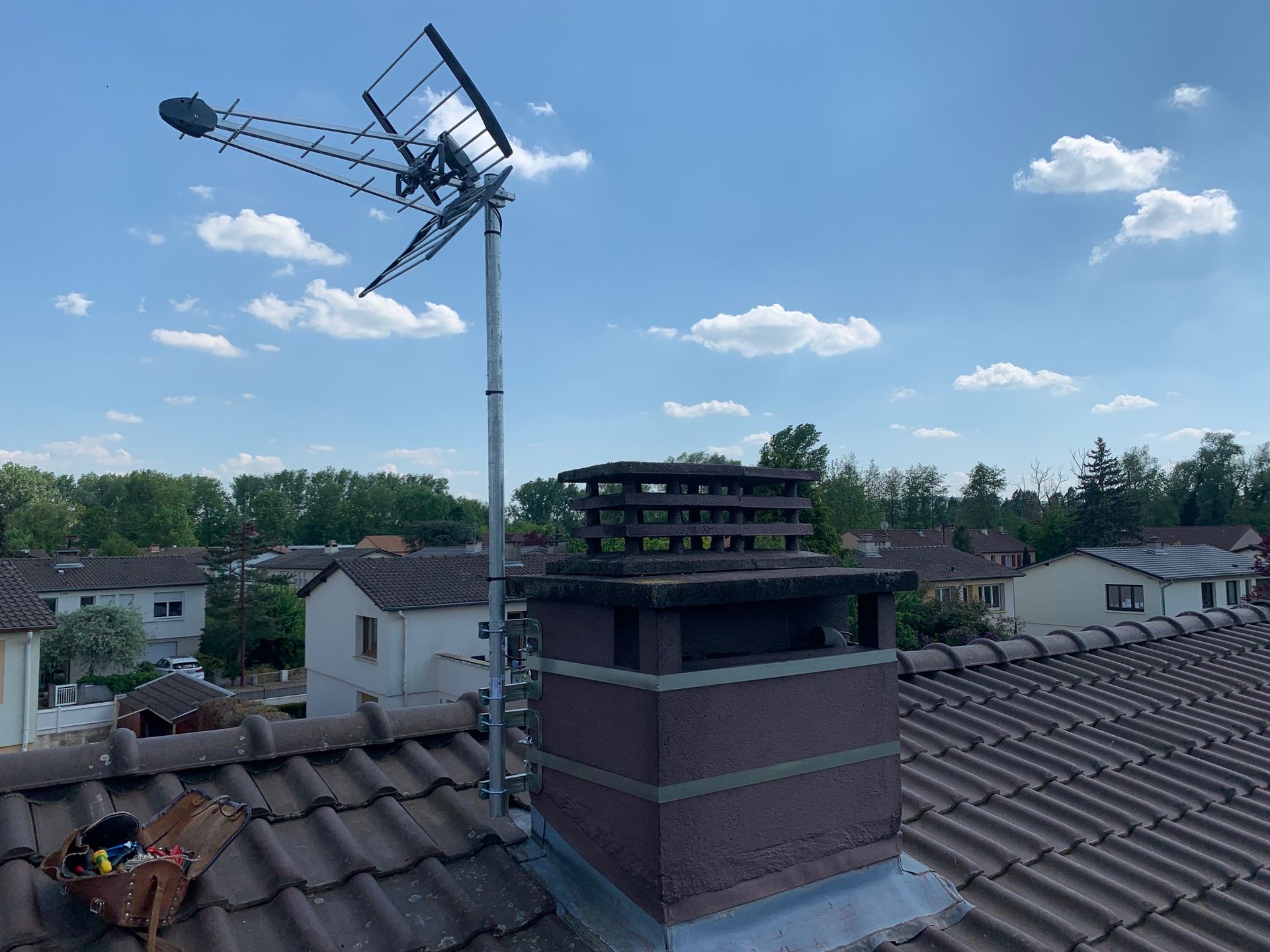 Antenne hertzienne à côté d'une cheminée