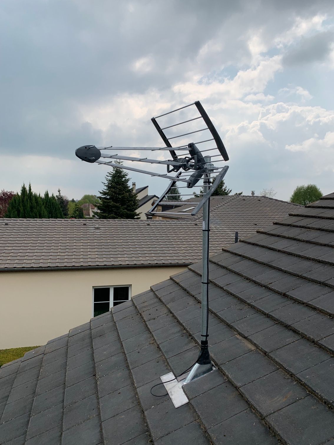 Antenne hertzienne sur un toit incliné