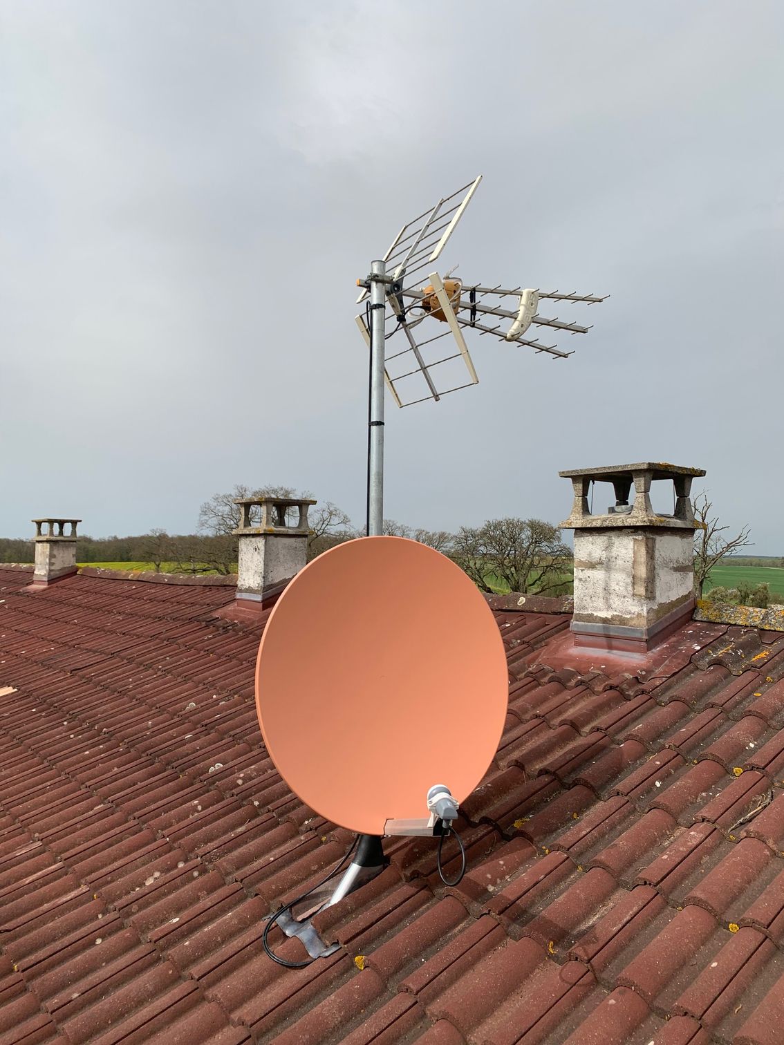 Parabole orange avec une antenne hertzienne