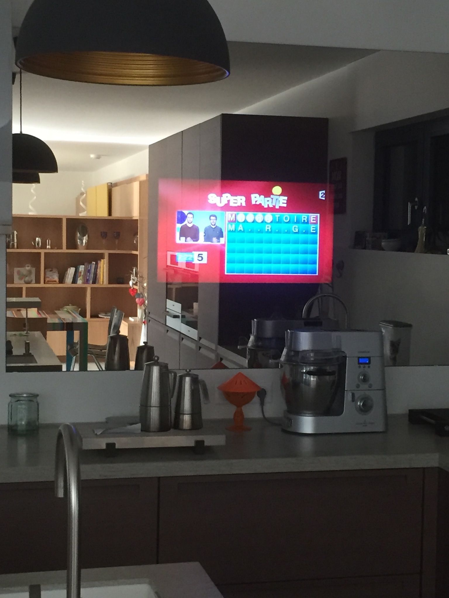 Écran de télévision allumé dans une cuisine