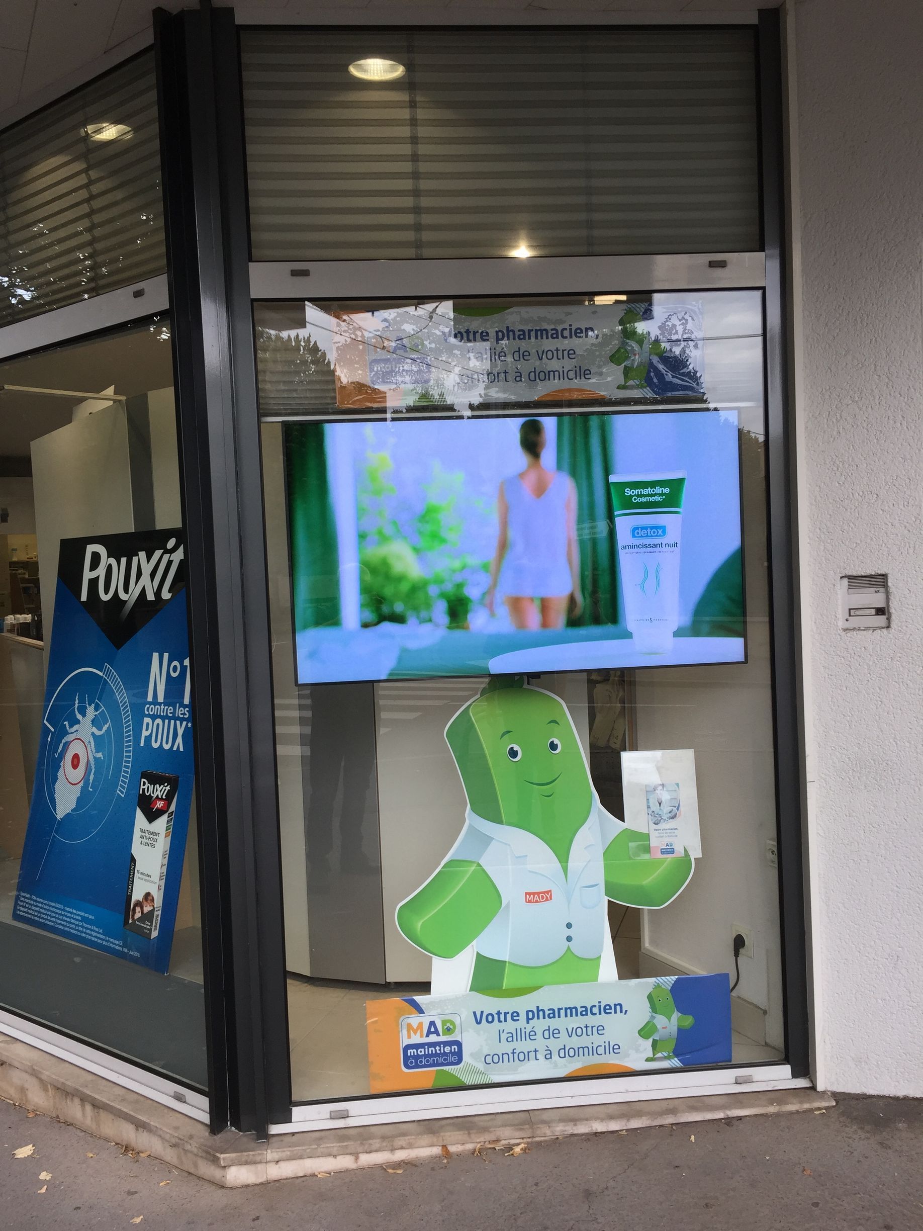 Installation d'une TV dans une vitrine
