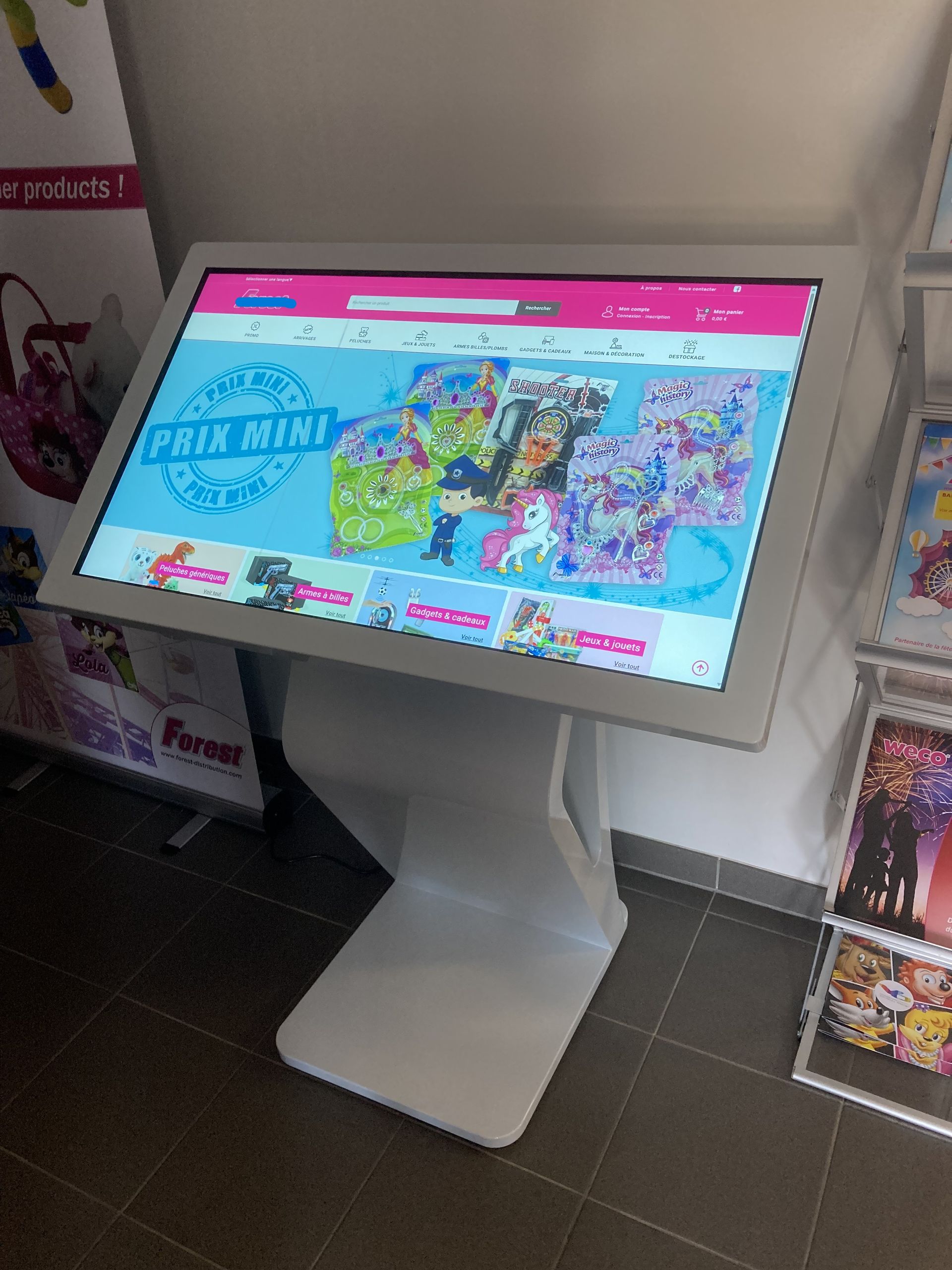 Écran tactile grand format et installé sur un pied