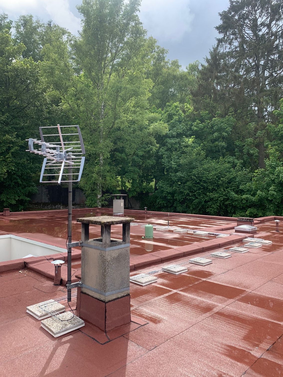 Antenne et cheminée de toit sur un toit plat
