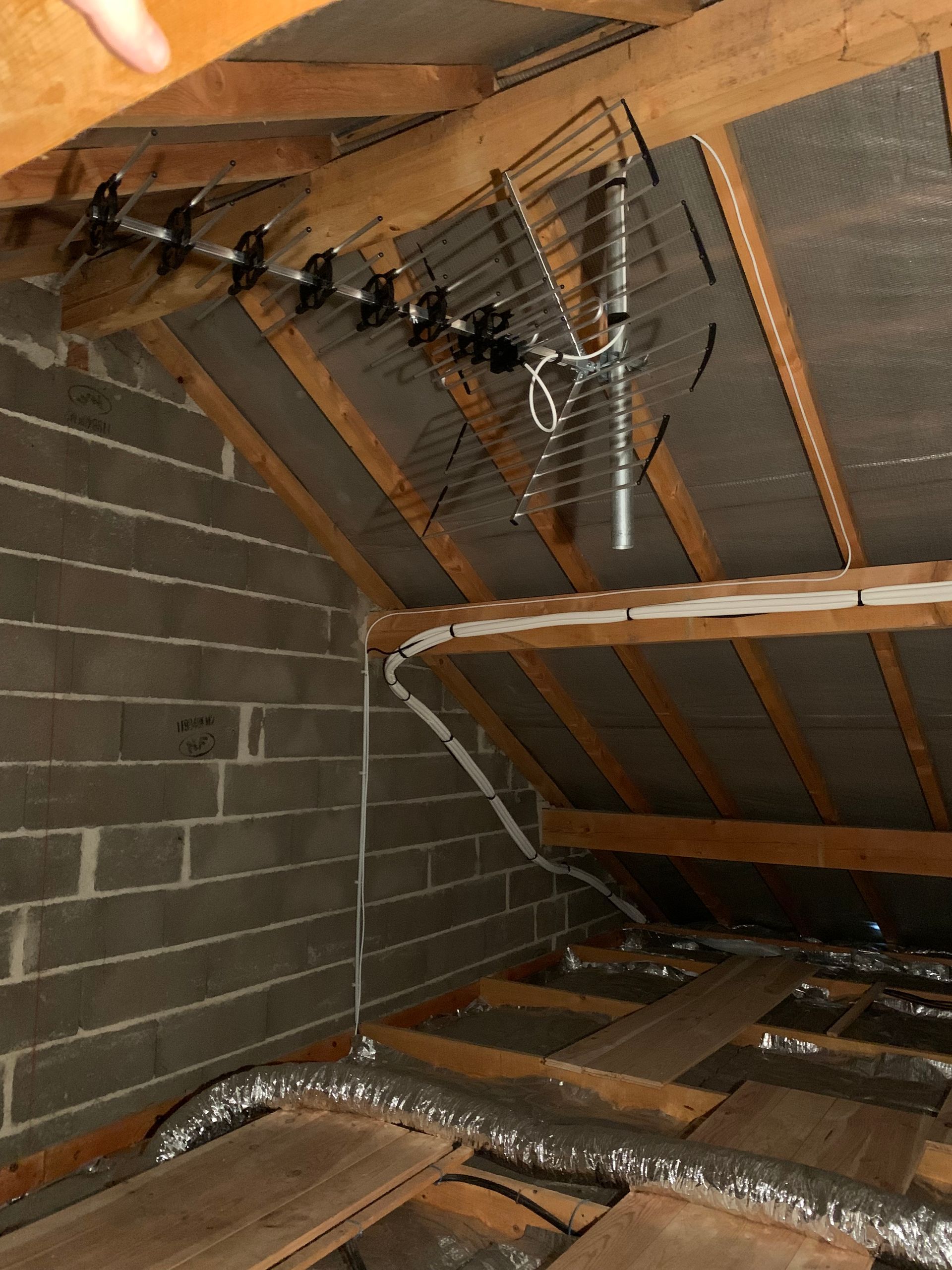 Antenne installée dans des combles
