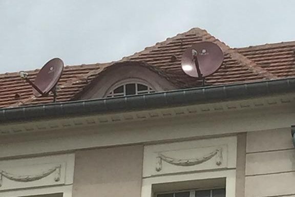 Deux paraboles sur un toit