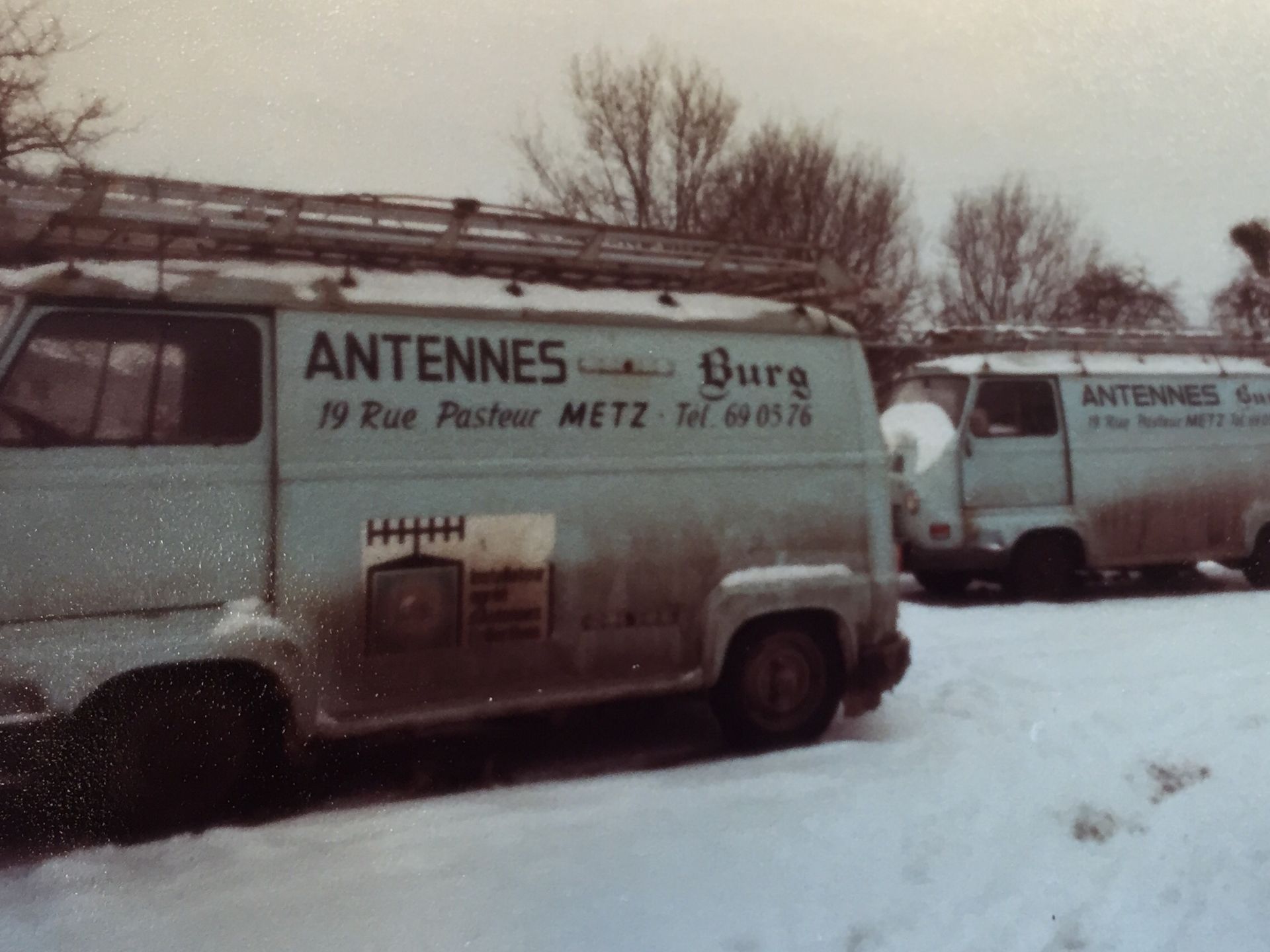 Deux camions de l'entreprise Antennes Burg sur une route enneigée
