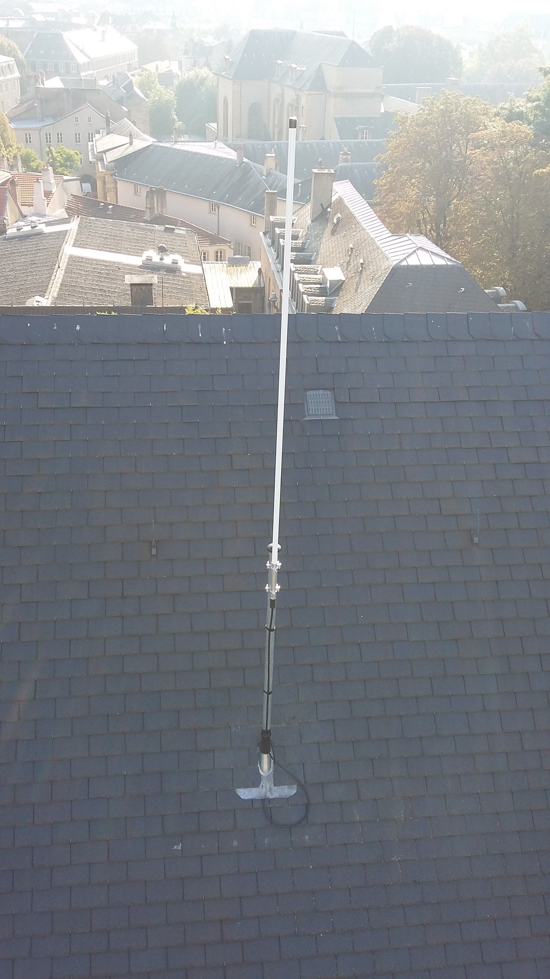 Antenne sur une toiture