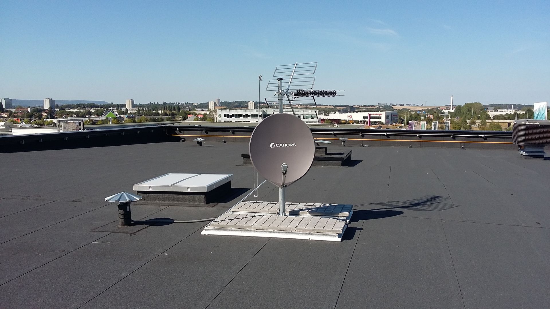 Parabole sur un toit plat noir