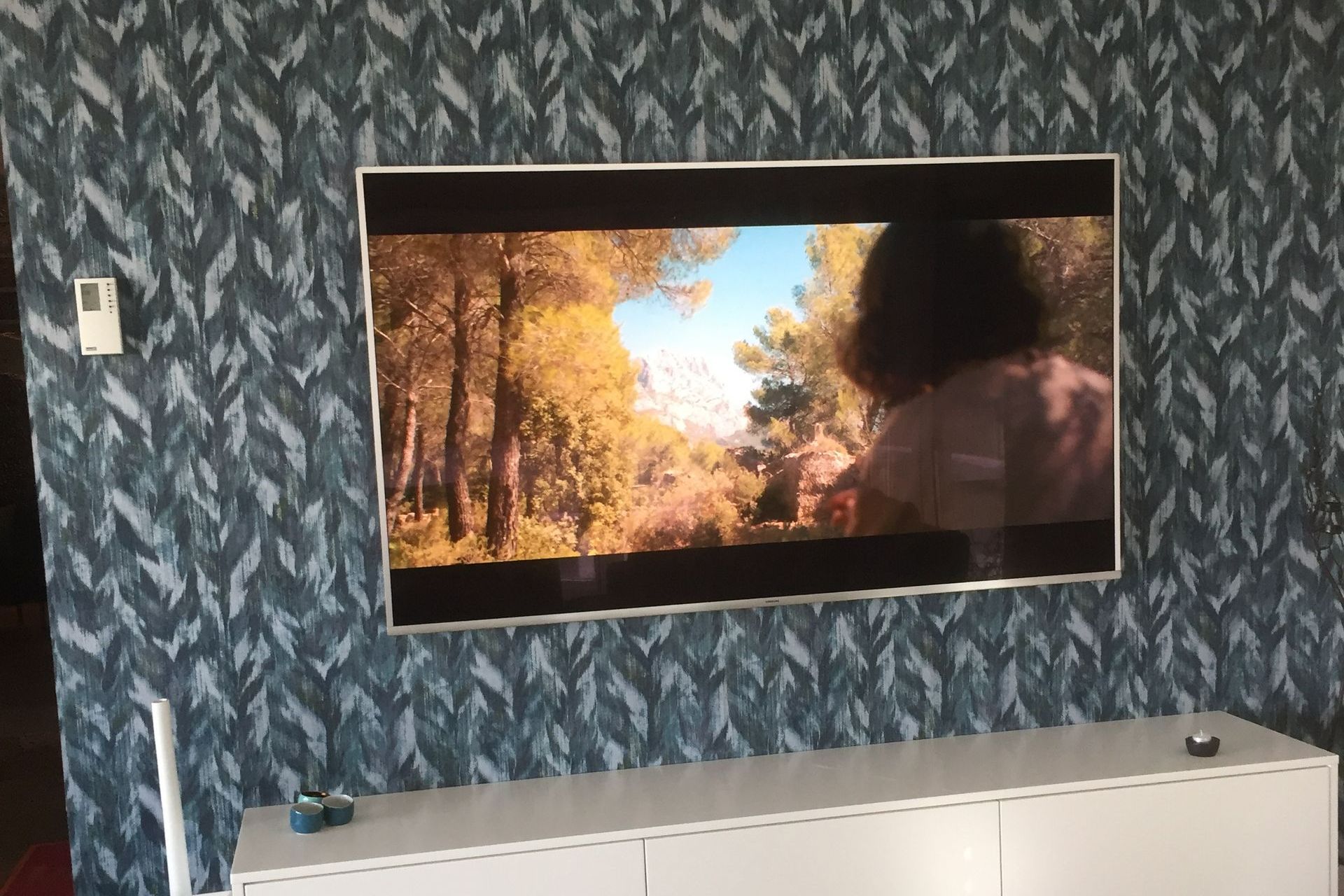 Antenne hertzienne sur un mur blanc