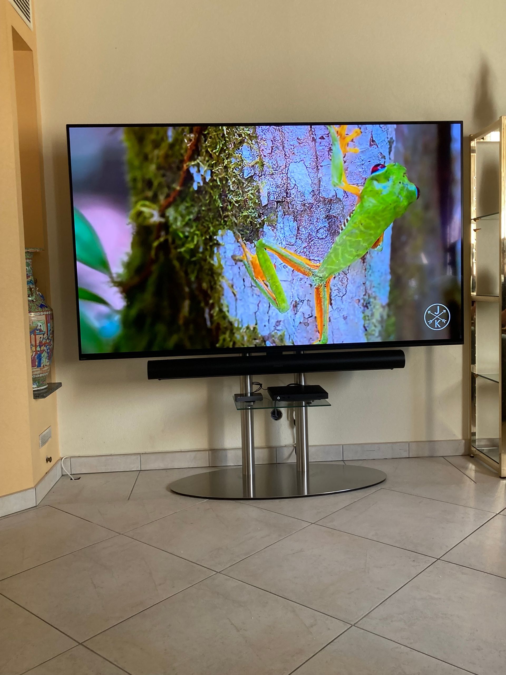 Télévision sur un pied équipée d'une barre de son