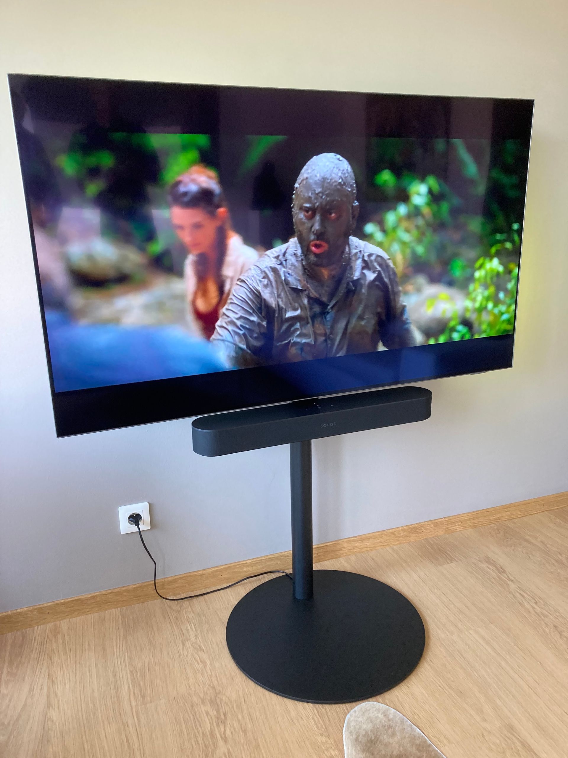 Télévision sur un pied en inox noir