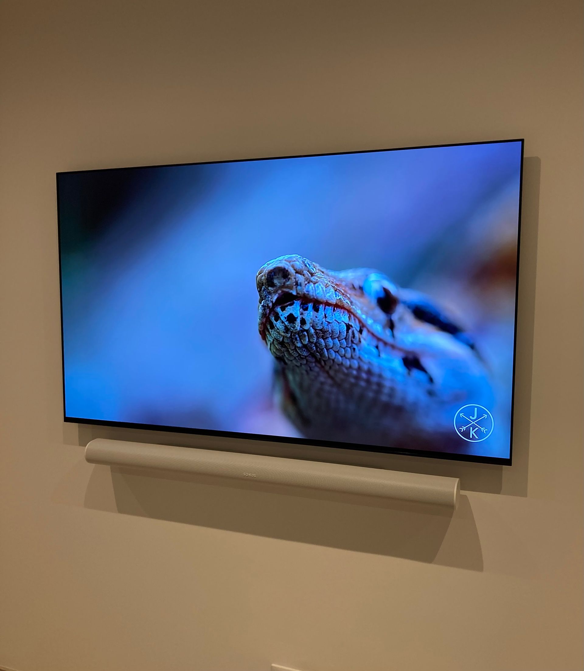 Écran plat accroché à un mur et équipé d'une barre de son