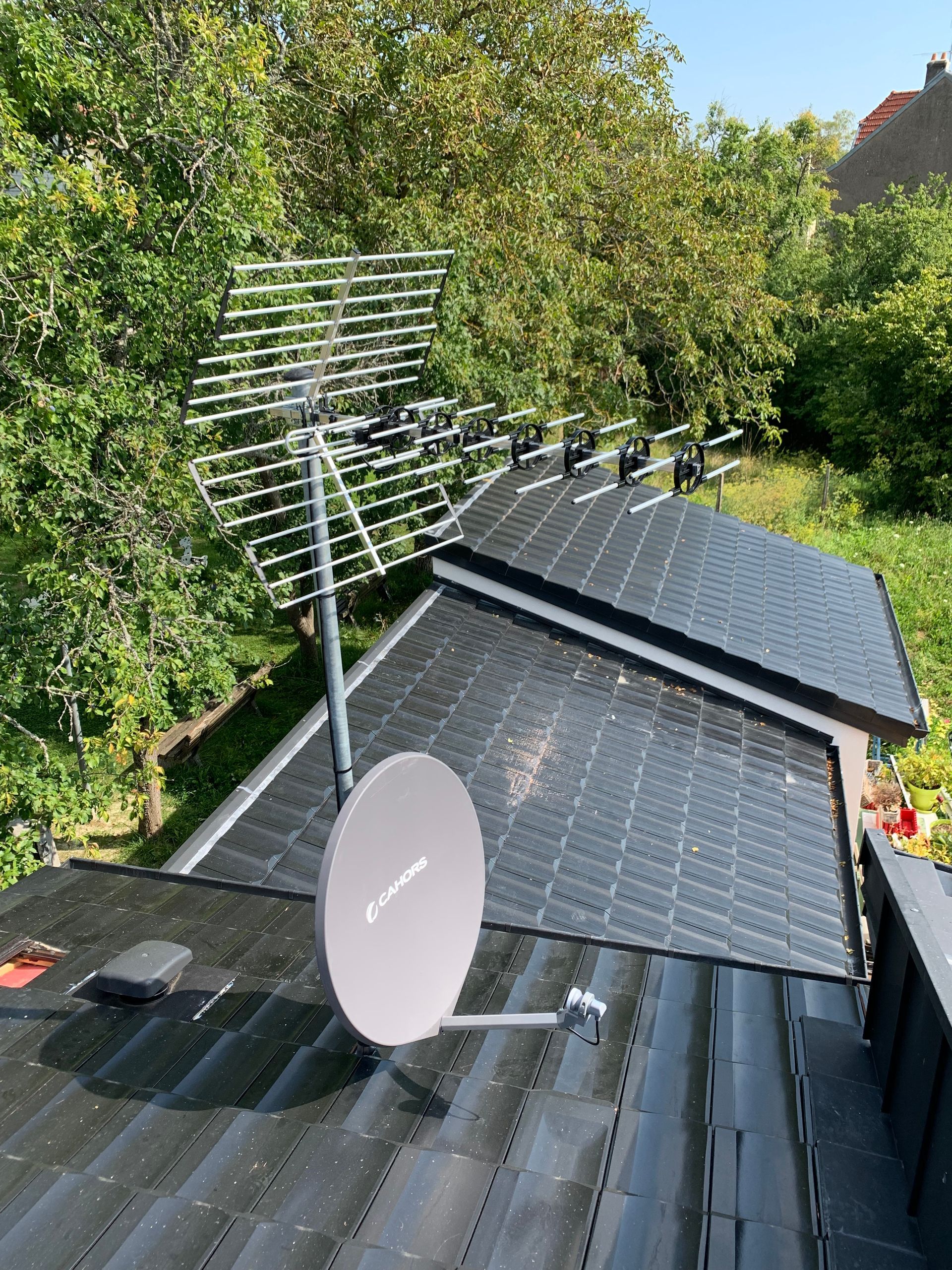 Antenne et parabole sur un toit