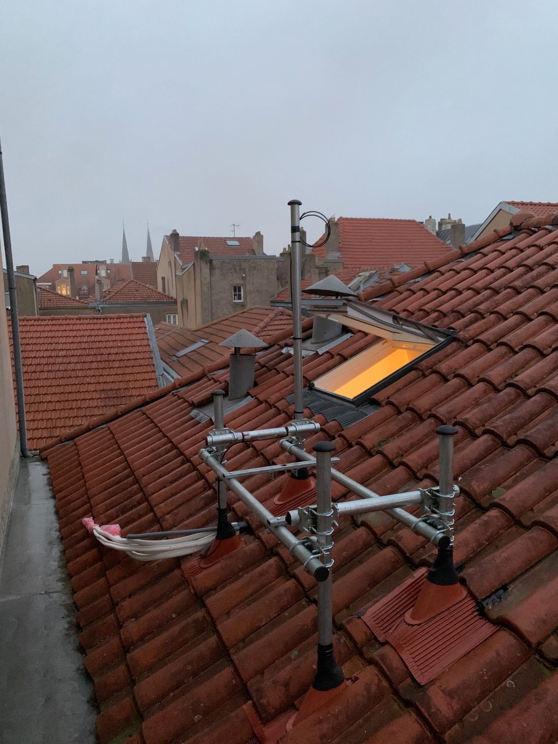Installation d'une antenne sur un toit en tuile