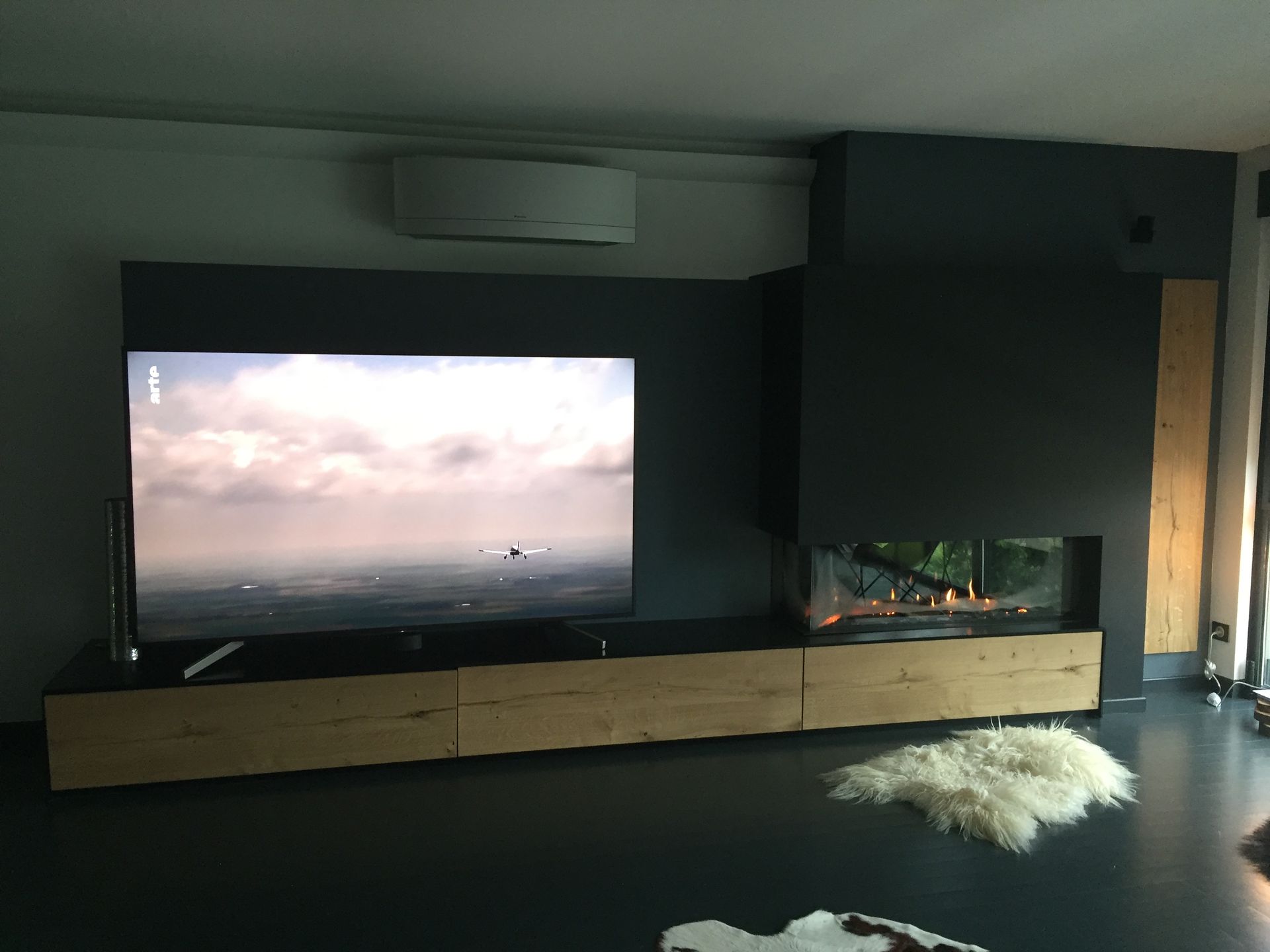 Télévison à écran plat dans un salon  moderne