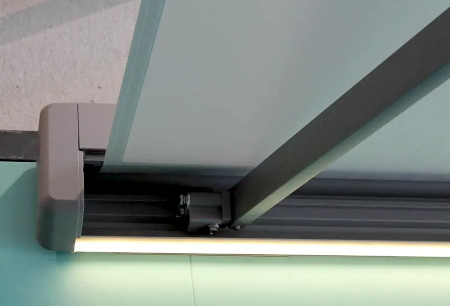 Gros plan sur une verrière avec un support métallique et une bande lumineuse en dessous.