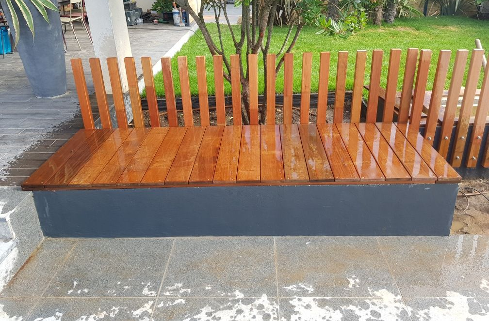 Un banc sur mesure en bois et en acier.