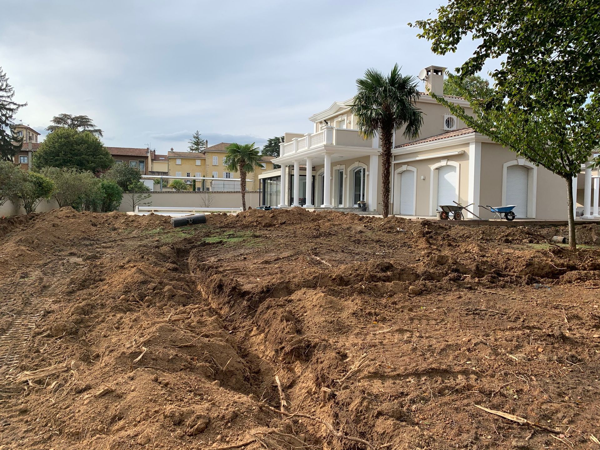 Des tranchées creusées dans la terre.