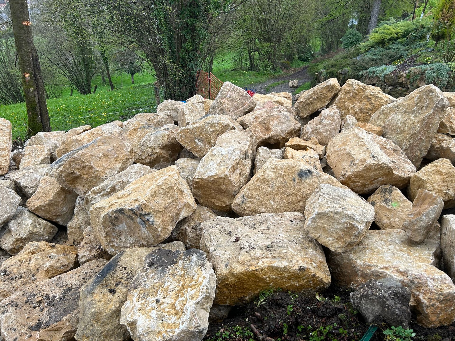 Un tas de pierres dans un jardin.