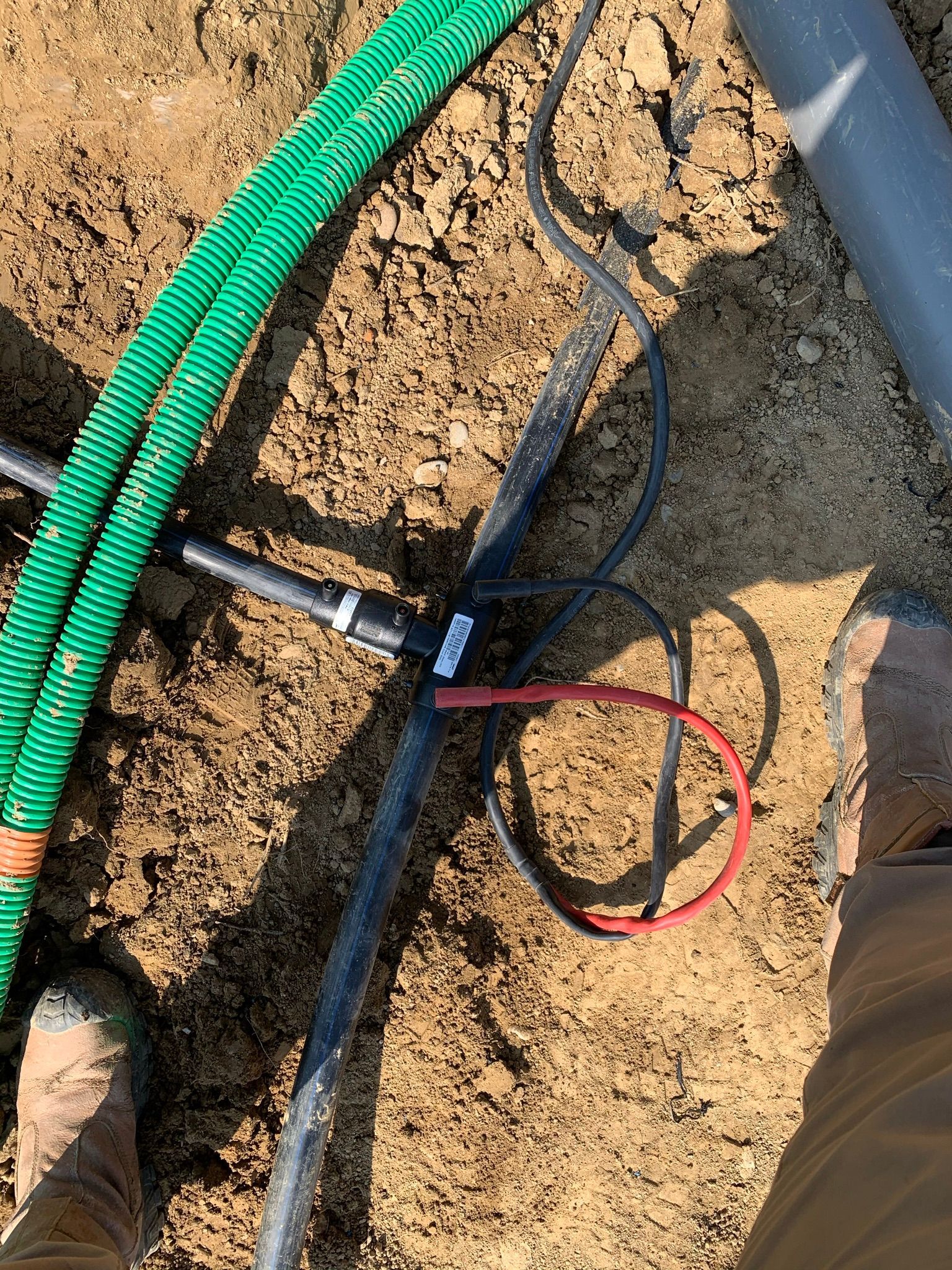 Gros plan sur le raccordement d'un système d'arrosage automatique.