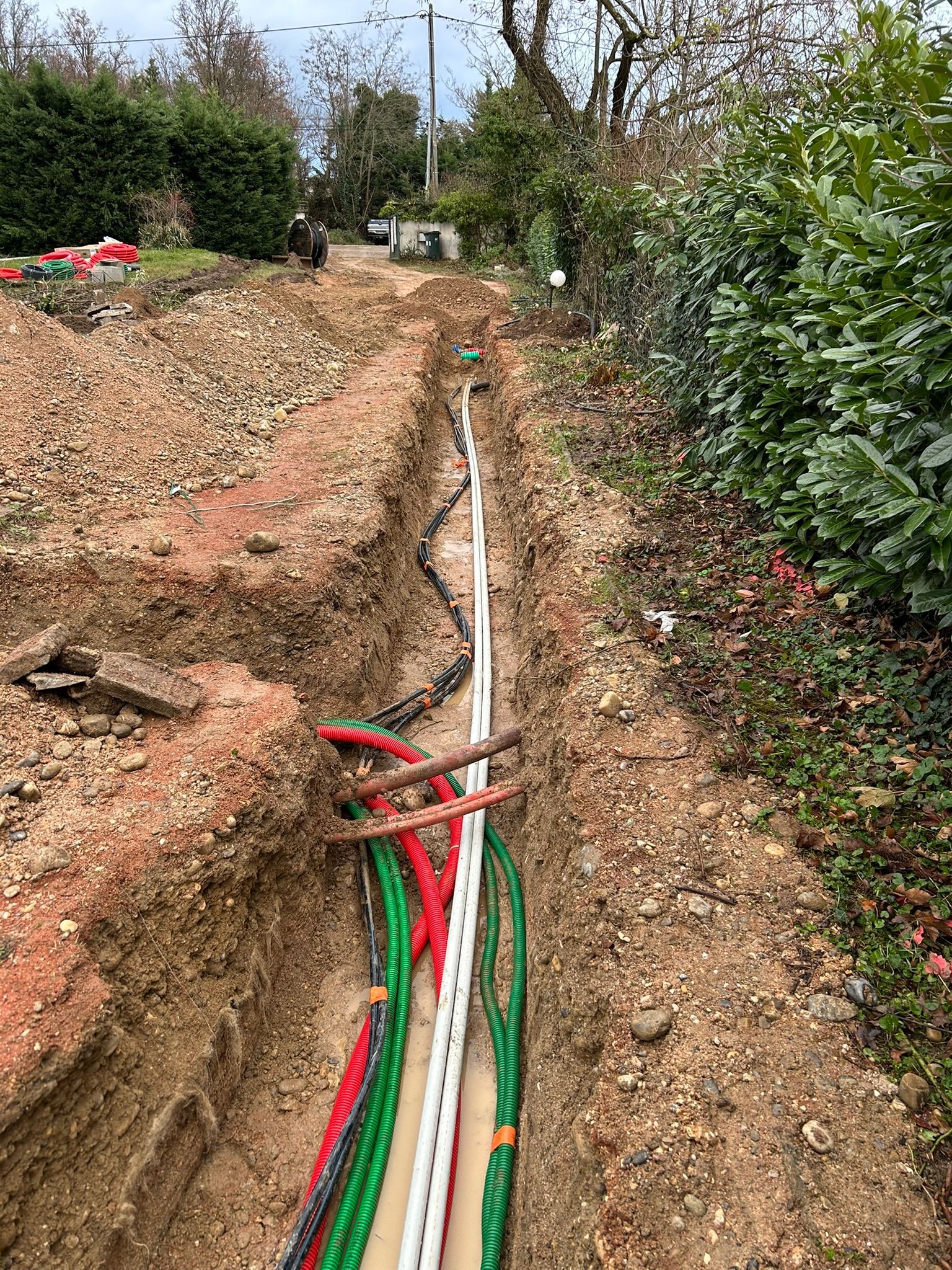 Une tranchée avec des gaines.
