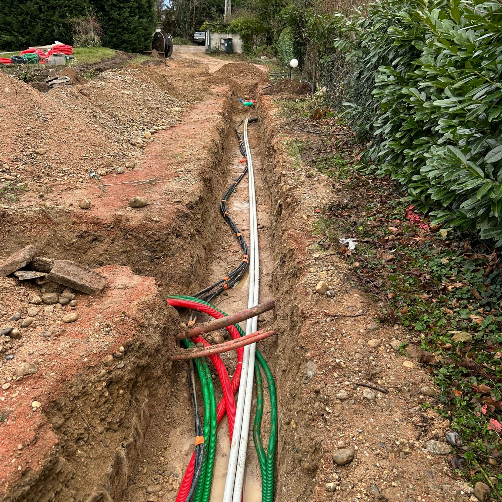 Passage de gaines dans une tranchée.